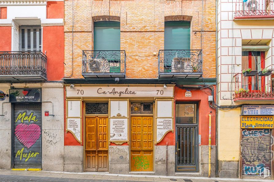 Local en alquiler en Calle Palma, 70, Centro, Madrid, 28015 con puerta, ventana, propiedad, accesorio, edificio, madera, arquitectura, ámbar, línea y barrio alrededor