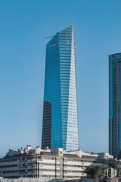 Office for rent at Torre Cristal, Paseo Castellana, 259 C, Fuencarral - El Pardo, Madrid, 28046 with building, skyscraper, sky, tower block, tower, urban design, residential area, condominium, real estate and facade around