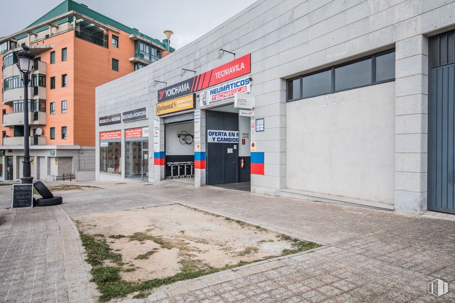 Retail for sale at Calle Manuel Gómez Moreno, Ávila, 05003 with window, building, sky, asphalt, road surface, door, wall, public space, plant and automotive tire around