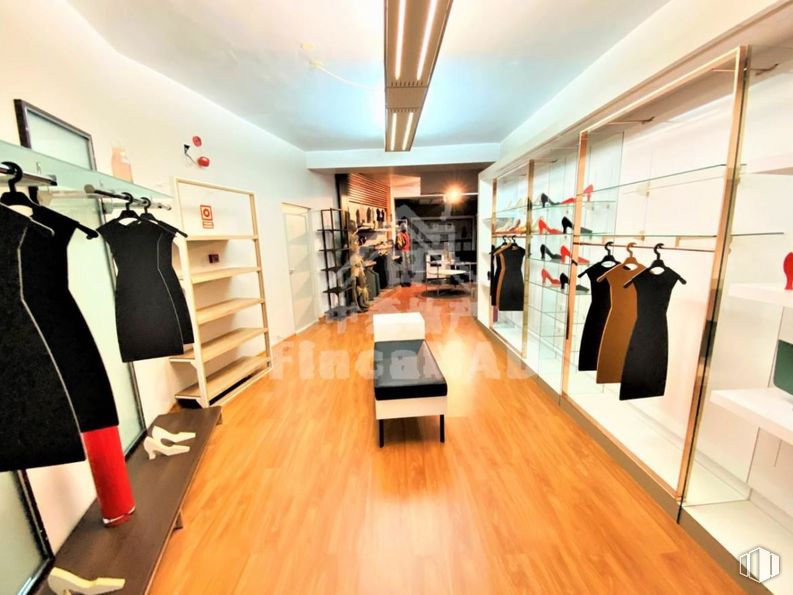 Retail for rent at Paseo Santa María Cabeza, Carabanchel, Madrid, 28019 with dress, table, white, building, flooring, floor, wood, automotive design, shelf and hardwood around