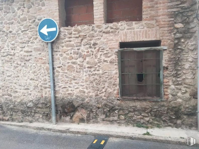 Industrial for sale at Calle Empedrada, Arenas de San Pedro, Ávila, 05400 with window, road surface, asphalt, facade, tar, road, traffic sign, sidewalk, brick and wood around