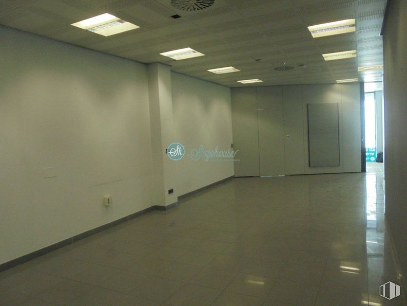 Retail for rent at Avenida Vía Roma, Segovia, 40003 with building, fixture, hall, floor, flooring, door, ceiling, parking, glass and fluorescent lamp around