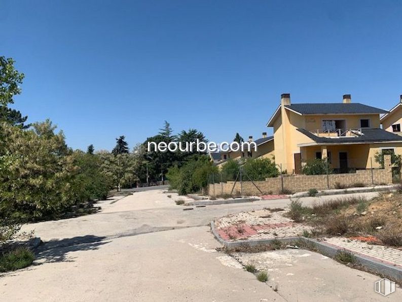 Land for sale at Casco urbano, Navalperal de Pinares, Ávila, 05240 with house, plant, sky, building, window, land lot, road surface, asphalt, tree and residential area around