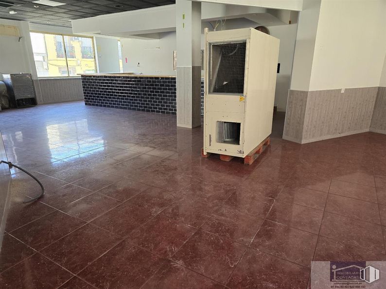 Retail for rent at Calle San Sebastián, Colmenar Viejo, Madrid, 28770 with window, tile flooring, wood, hall, floor, interior design, flooring, hardwood, gas and living room around