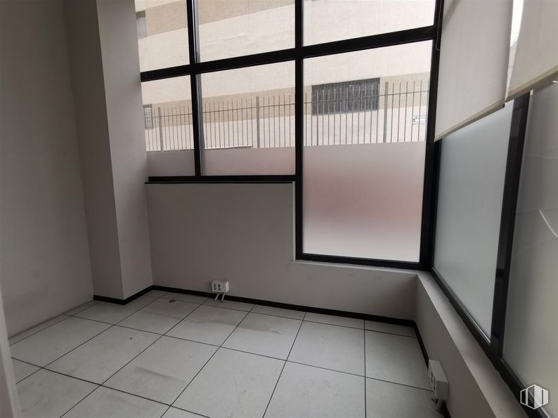 Office for rent at Calle Haya, 4, Carabanchel, Madrid, 28044 with fixture, window, building, interior design, floor, flooring, glass, shade, ceiling and hall around