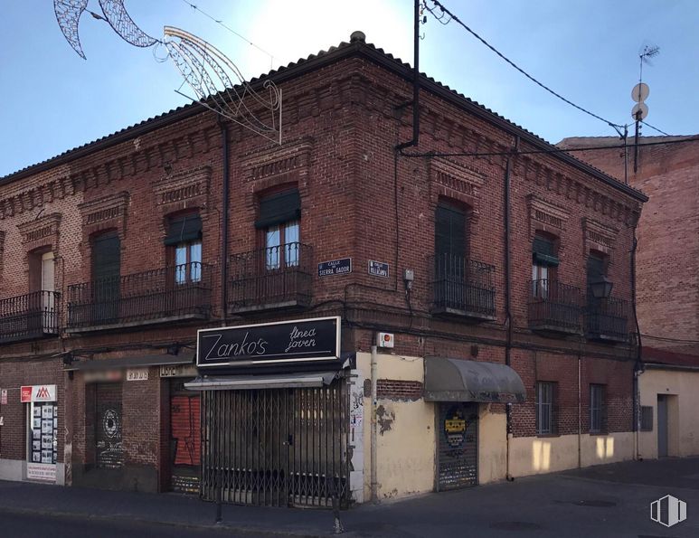 Local en alquiler en Calle Sierra Gador, 64, Villa de Vallecas, Madrid, 28031 con edificio, cielo, ventana, nube, planta, electricidad, ladrillo, barrio, zona residencial y ciudad alrededor