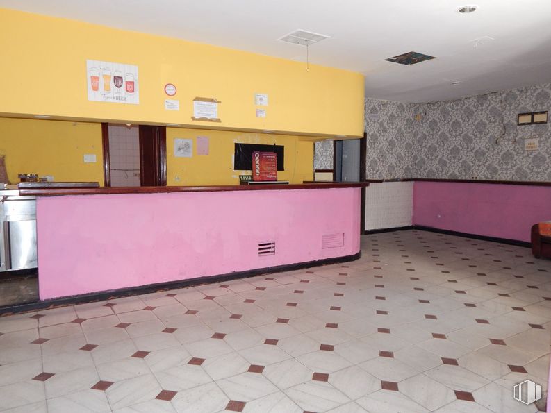 Retail for rent at Calle Juan Ángel Nebreda, 3, Ávila, 05005 with cabinetry, property, furniture, countertop, purple, interior design, building, flooring, floor and kitchen around