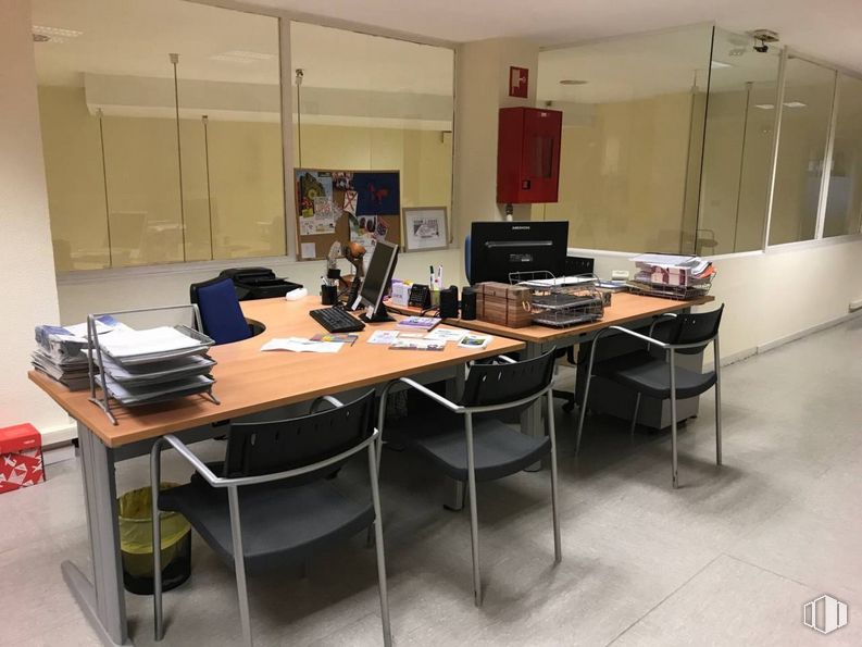 Oficina en alquiler y venta en Calle Noblejas, 2, Centro, Madrid, 28013 con silla, escritorio, pantalla de ordenador, mesa, mueble, silla de oficina, edificio, escritorio del ordenador, interiorismo y suelo alrededor