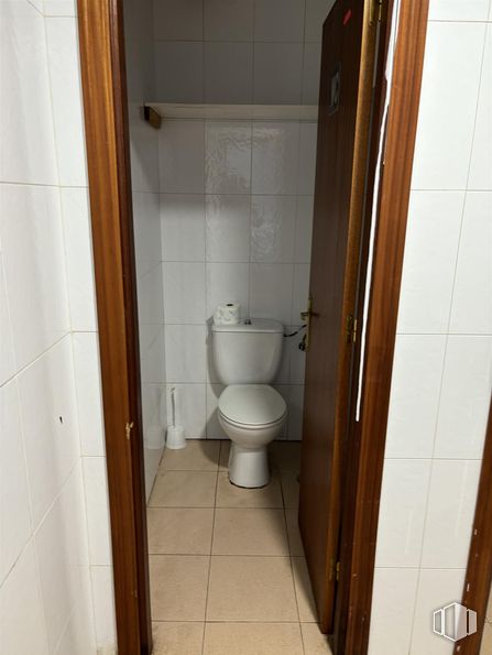 Industrial for rent at Avenida Pocillos, 4, Valdemoro, Madrid, 28340 with toilet, brown, property, toilet seat, bathroom, fixture, purple, floor, wood and flooring around