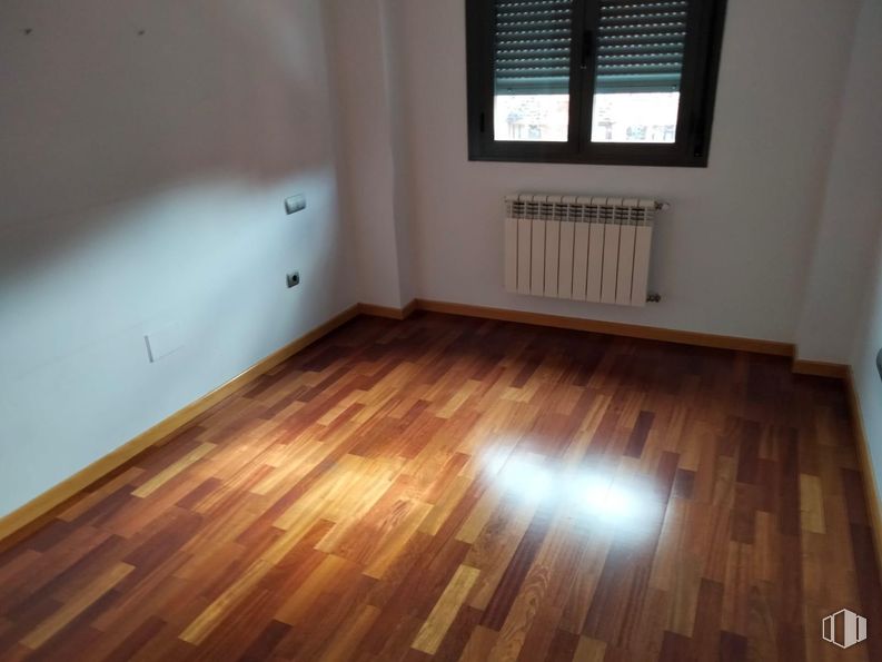 Office for sale at Calle Sabina, Yebes, Guadalajara, 19139 with window, flooring, wood flooring, floor, wood, laminate flooring, interior design, hardwood, brown and wood stain around