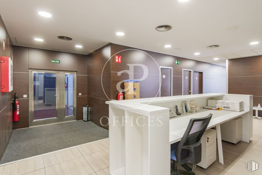 Oficina en alquiler y venta en Calle Alfonso Gómez, San Blas - Canillejas, Madrid, 28037 con silla, puerta, edificio, escritorio, mesa, ebanistería, alumbrado, interiorismo, suelo y silla de oficina alrededor