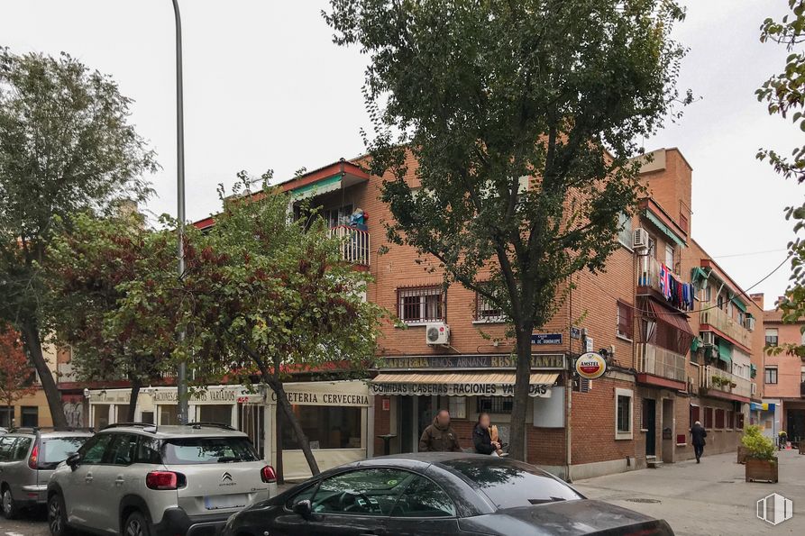 Local en venta en Calle Sierra Gador, 23, Villa de Vallecas, Madrid, 28031 con coche, edificio, vehículo terrestre, vehículo, cielo, rueda, planta, neumático, infraestructura y ventana alrededor