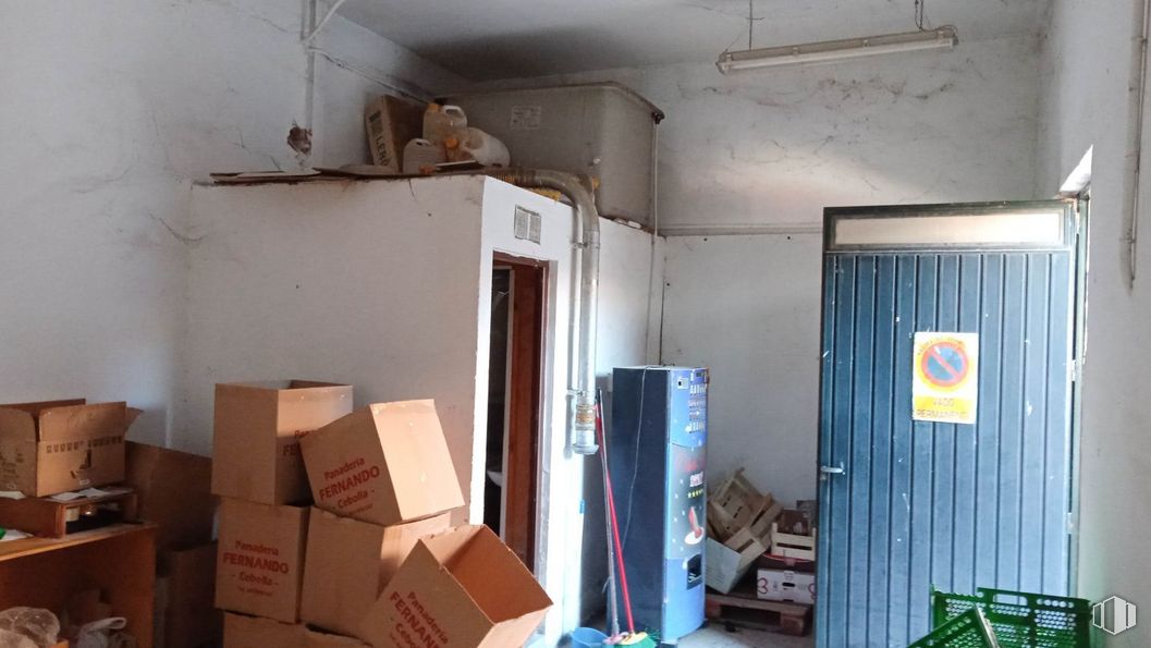 Retail for sale at Calle Tercia, Malpica de Tajo, Toledo, 45692 with packaged goods, shipping box, wood, package delivery, packing materials, floor, wall, carton, relocation and door around