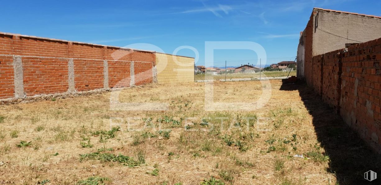 Land for sale at Zona Centro, Torrejón del Rey, Guadalajara, 19174 with sky, plant, ecoregion, land lot, brick, landscape, grass, composite material, building material and grassland around