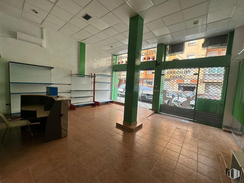 Retail for sale at Calle Jorge Torner, Cuenca, 16004 with chair, desk, furniture, interior design, floor, flooring, fixture, ceiling, wood and room around