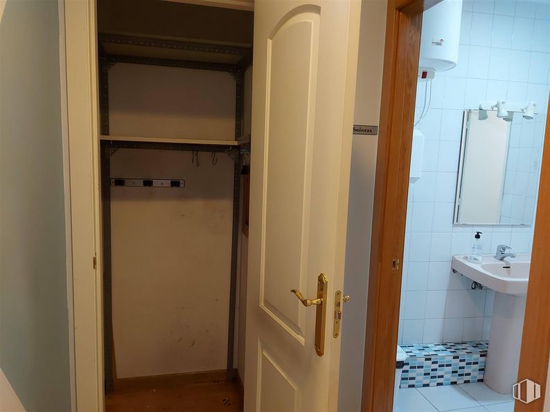 Local en venta en Calle Londres, Salamanca, Madrid, 28028 con manija de la puerta, puerta, espejo, fregadero, accesorios de fontanería, edificio, lavabo, cuarto de baño, accesorio y grifo alrededor