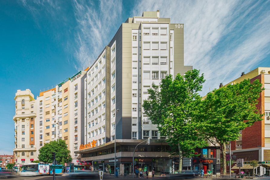 Oficina en alquiler en Calle Bravo Murillo, Tetuán, Madrid, 28020 con edificio, nube, cielo, durante el día, propiedad, ventana, infraestructura, bloque de pisos, árbol y condominio alrededor