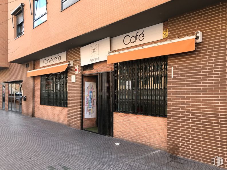 Retail for sale at Calle Mar Rojo, 6, Coslada, Madrid, 28820 with window, property, building, fixture, brickwork, brick, road surface, facade, font and building material around