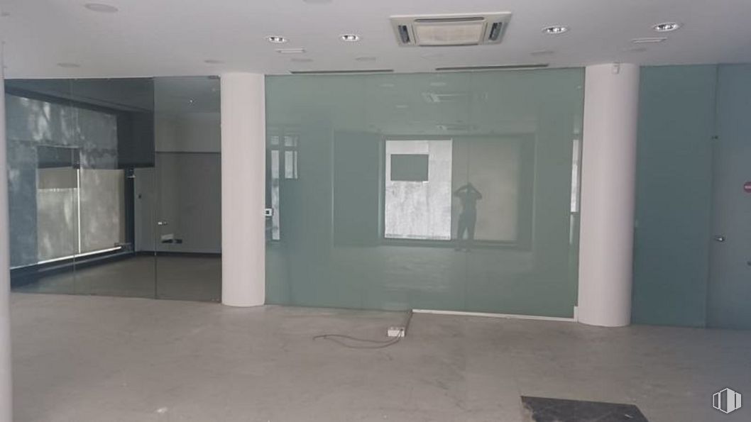 Retail for rent at Avenida de la Constitución, Talavera de la Reina, Toledo, 45600 with property, fixture, interior design, hall, floor, wall, flooring, composite material, automotive exterior and glass around