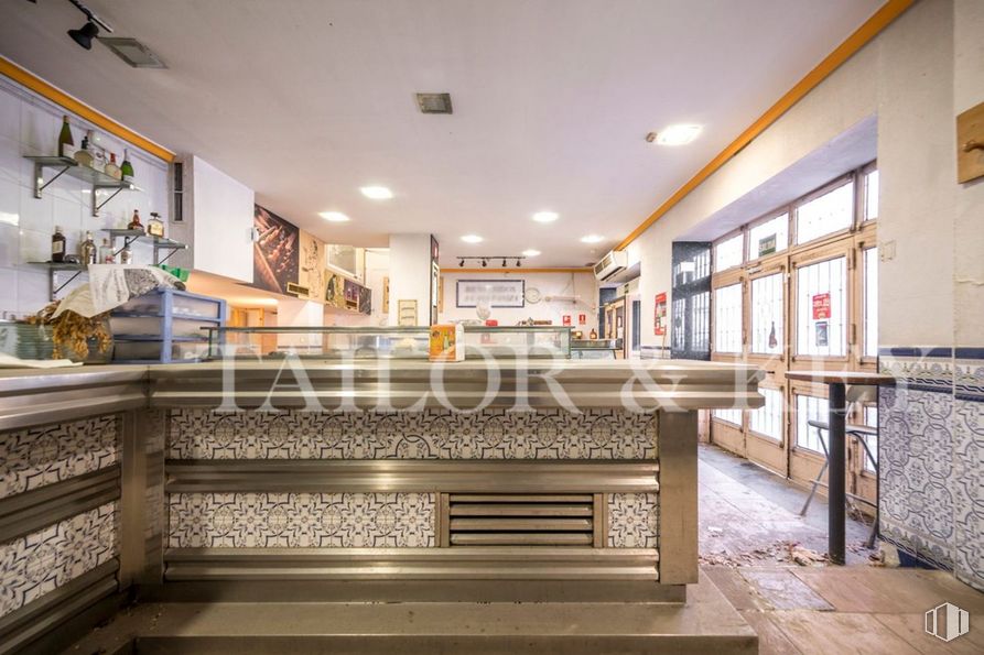 Local en venta en Calle Orense, Tetuán, Madrid, 28020 con escaleras, alumbrado, madera, interiorismo, estantería, suelos, suelo, edificio, hall y techo alrededor