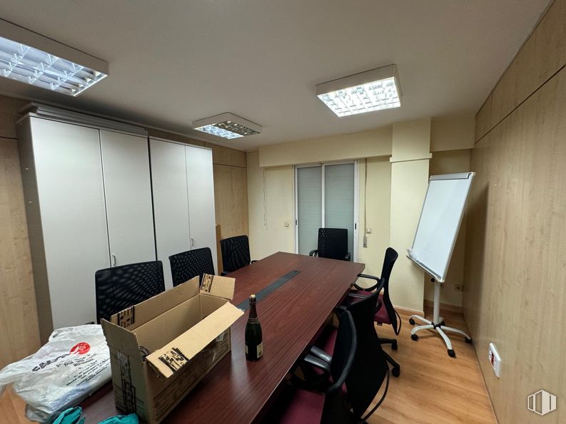 Retail for rent at Calle Unanimidad, Villaverde, Madrid, 28041 with chair, light fixture, shipping box, whiteboard, lighting, box, table, desk, interior design and floor around