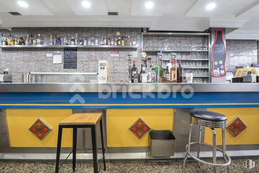 Retail for sale at Paseo Quince de Mayo, 3, Carabanchel, Madrid, 28019 with stool, furniture, table, countertop, interior design, kitchen, bar stool, shelf, bottle and gas around