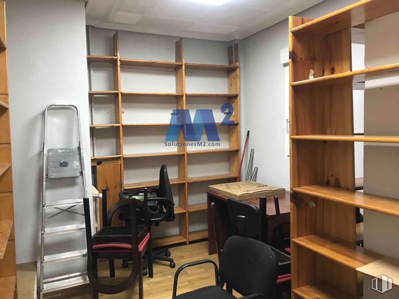 Oficina en alquiler en Zona Tetuán, Tetuán, Madrid, 28020 con estantería, silla, mueble, estante, estantería, suelos, madera, suelo, interiorismo y madera dura alrededor