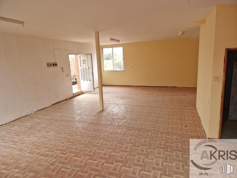 Retail for sale at Centro Comercial Las Perdices, Calle Centro, Bargas, Toledo, 45593 with door, window, floor, flooring, wall, wood, brown, tile flooring, ceiling and hall around