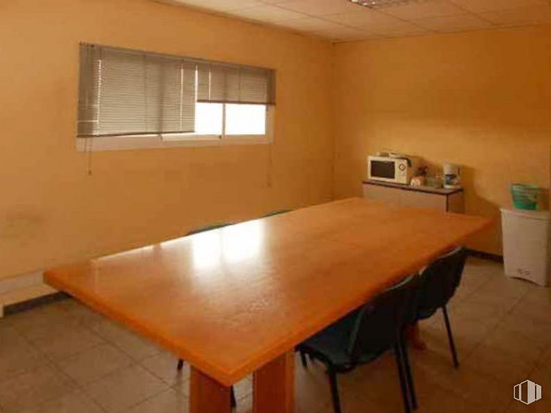 Retail for sale at Ciudad Valgreen, Avenida Pico Ocejón, 2, Villanueva de la Torre, Guadalajara, 19209 with window, kitchen & dining room table, chair, table, property, furniture, wood, fixture, interior design and floor around