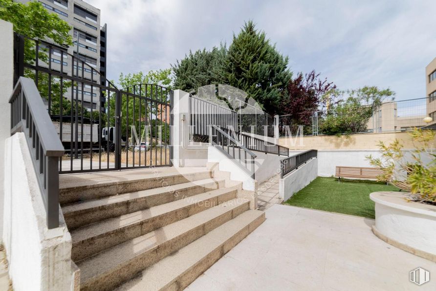 Oficina en alquiler y venta en Avenida Artesanos, 48, Tres Cantos, Madrid, 28760 con edificio, planta, nube, cielo, escaleras, árbol, diseño urbano, zona residencial, inmobiliario y hierba alrededor