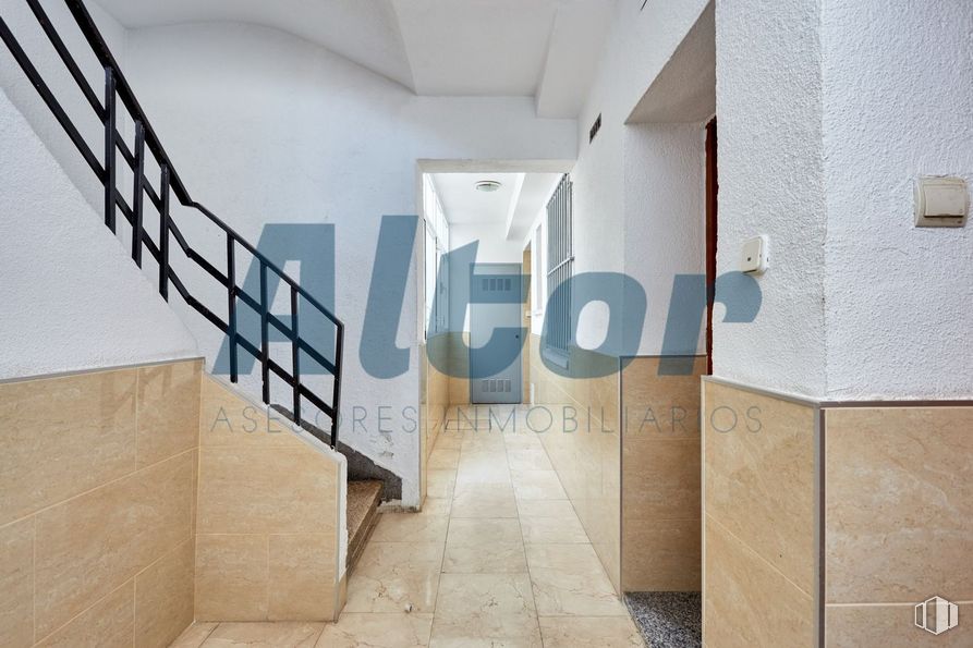 Local en venta en Calle Alberto Palacios, Villaverde, Madrid, 28021 con propiedad, diseño de interiores, madera, piso, rectángulo, suelo, accesorio, techo, edificio y material compuesto alrededor