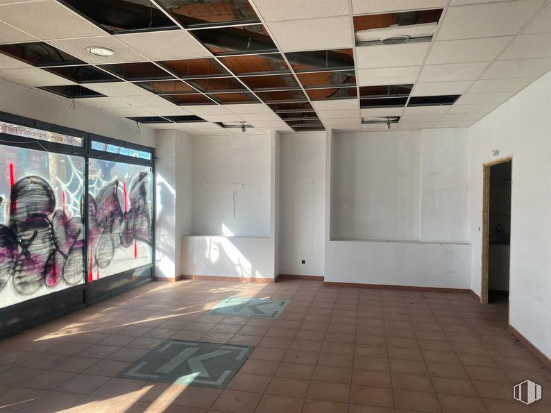 Retail for rent at Paseo Chopera, 47, Arganzuela, Madrid, 28045 with flooring, floor, ceiling, interior design, tile, tile flooring, transparency, paint, light fixture and hall around