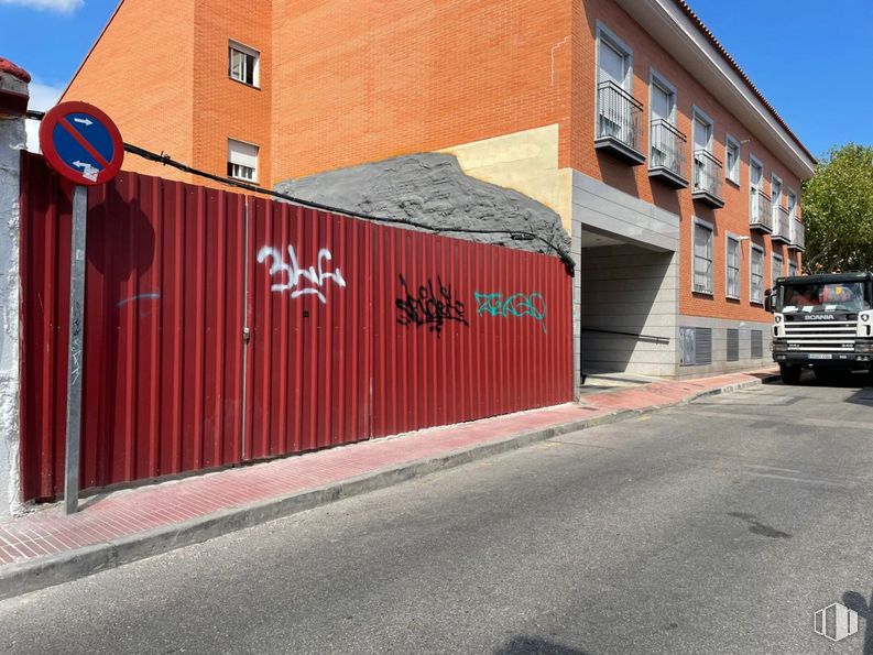 Land for sale at Centro urbano, San Sebastián de los Reyes, Madrid, 28700 with truck, traffic sign, building, window, sky, road surface, asphalt, brick, brickwork and wood around