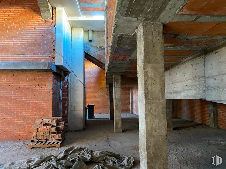 Retail for rent at Calle Adelfas, Retiro, Madrid, 28007 with property, wood, brickwork, brick, building material, tints and shades, flooring, facade, composite material and city around