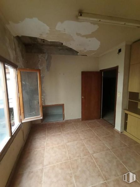 Retail for sale at Casco antiguo, Quintanar del Rey, Cuenca, 16220 with door, window, wood, fixture, interior design, hall, floor, flooring, ceiling and hardwood around