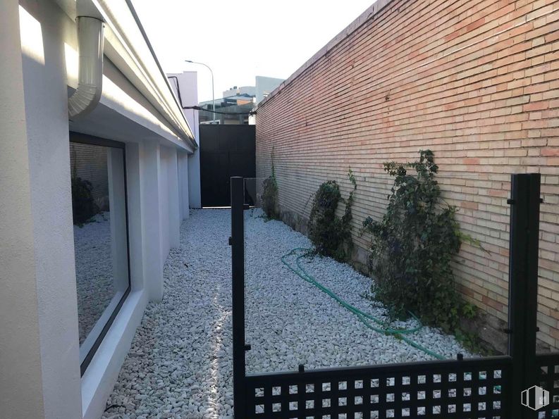 Oficina en alquiler en Polígono industrial Alcobendas, Alcobendas, Madrid, 28108 con ventana, propiedad, planta, edificio, superficie de la carretera, valla, ladrillo, casa, zona residencial y albañilería alrededor