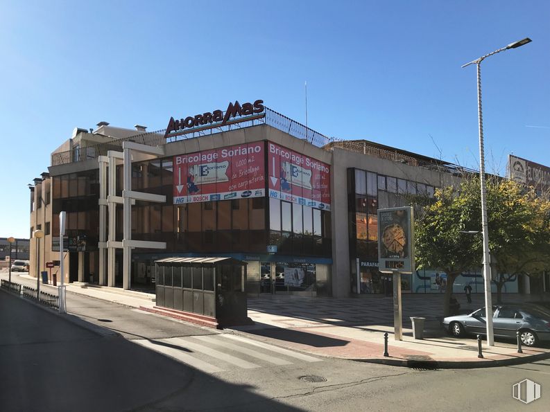 Retail for sale & for rent at Avenida Constitución, 90, Torrejón de Ardoz, Madrid, 28850 with car, building, sky, street light, wheel, tire, neighbourhood, urban design, window and residential area around