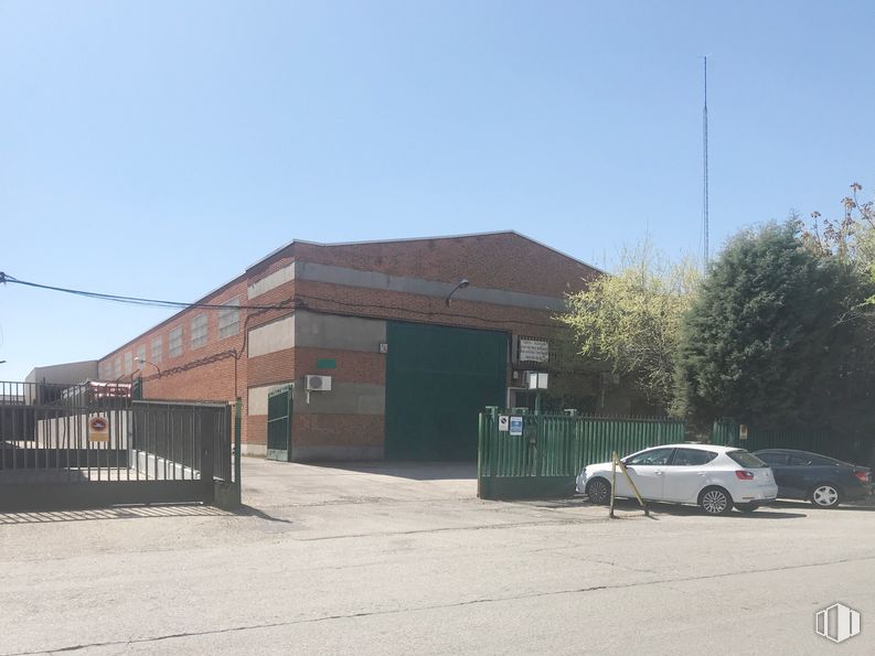 Nave en venta en Calle Sierra de Guadarrama, 56, San Fernando de Henares, Madrid, 28830 con coche, edificio, luz de estacionamiento automotriz, cielo, neumático, rueda, vehículo, planta, asfalto y sombra alrededor