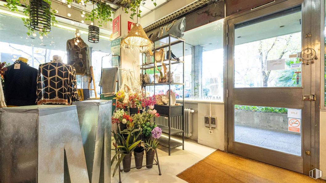 Retail for rent at Avenida de Nazaret, 10, Retiro, Madrid, 28009 with interior design, retail, glass, display window, flowerpot, houseplant, floral design, display case, floristry and flower arranging around