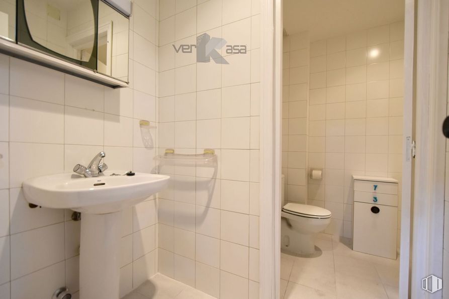 Local en venta en Calle Quevedo, Pinto, Madrid, 28320 con fregadero, inodoro, ebanistería, espejo, propiedad, grifo, accesorios de fontanería, lavabo, cuarto de baño y morado alrededor