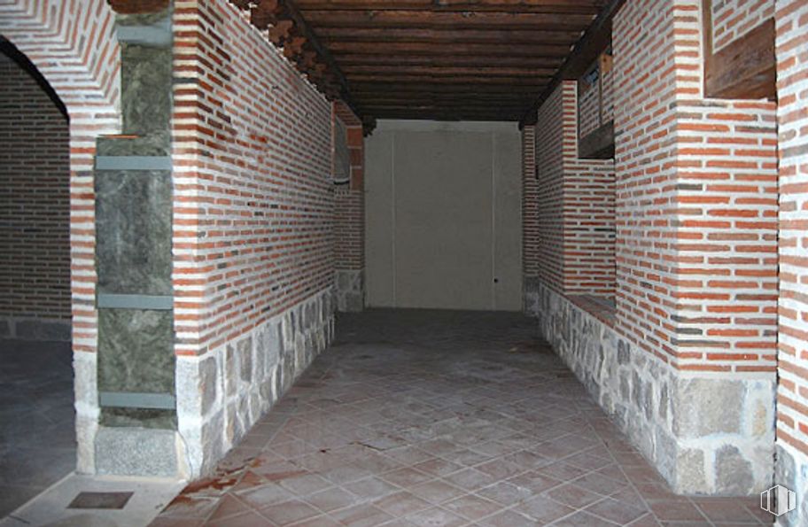 Retail for sale at Plaza del Salvador, 9, Arévalo, Ávila, 05200 with door, building, wood, brickwork, house, brick, road surface, fixture, building material and floor around