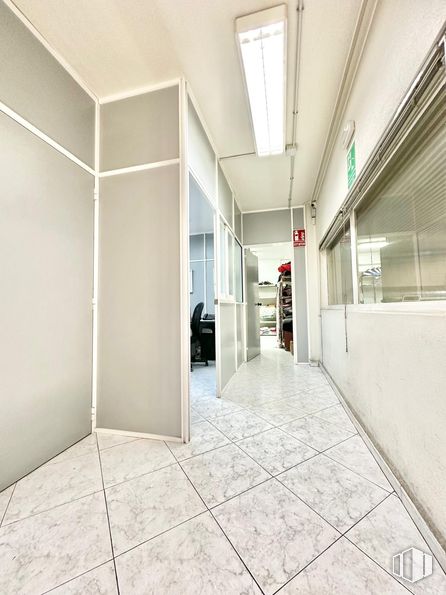 Nave en venta en Calle Tulipero, Carabanchel, Madrid, 28044 con suelos, suelo, techo, interiorismo, material compuesto, metal, vidrio, suelo de baldosas, plata y aluminio alrededor