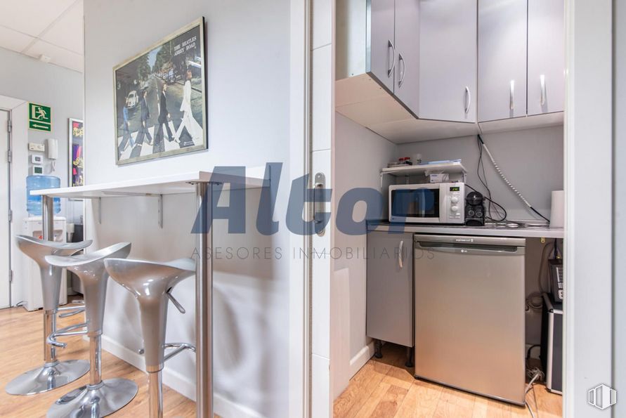 Local en venta en Avenida Pablo Iglesias, Moncloa - Aravaca, Madrid, 28039 con horno microondas, marco, taburete, horno, aparato de cocina, lavaplatos, ebanistería, electrodoméstico, propiedad y edificio alrededor