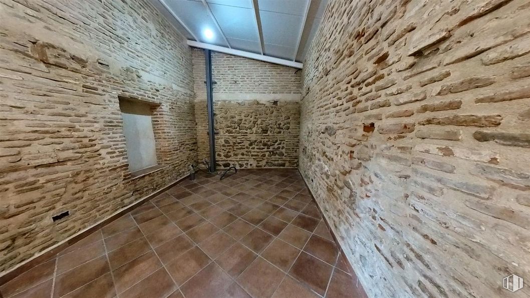 Retail for rent at Calle Portiña del Salvador, 13, Talavera de la Reina, Toledo, 45600 with window, wood, flooring, floor, fixture, brick, brickwork, building material, ceiling and composite material around