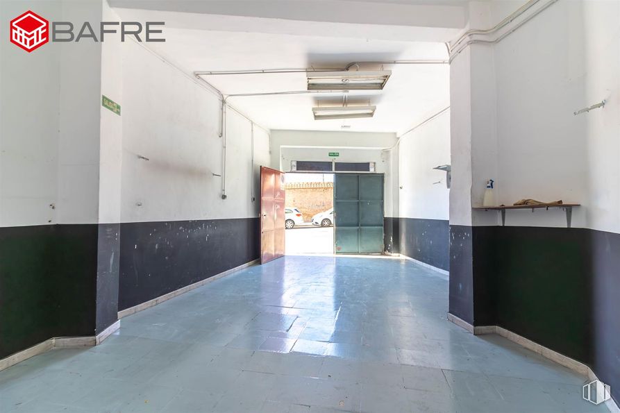 Retail for sale at Zona Carabanchel, Carabanchel, Madrid, 28025 with door, light fixture, flooring, floor, composite material, concrete, grey, ceiling, building material and paint around