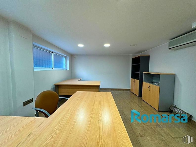 Retail for rent at Paseo San Roque, Ávila, 05003 with window, chair, cabinetry, table top, desk, furniture, wood, table, fixture and shade around