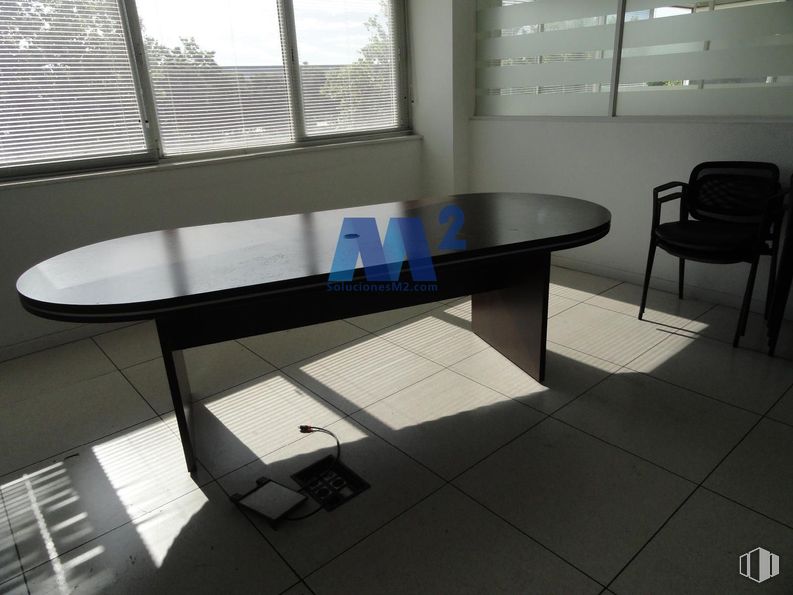 Industrial for rent at Polígono industrial empresarial Andalucía, Pinto, Madrid, 28320 with chair, window, coffee table, table, furniture, light, lighting, interior design, architecture and flooring around