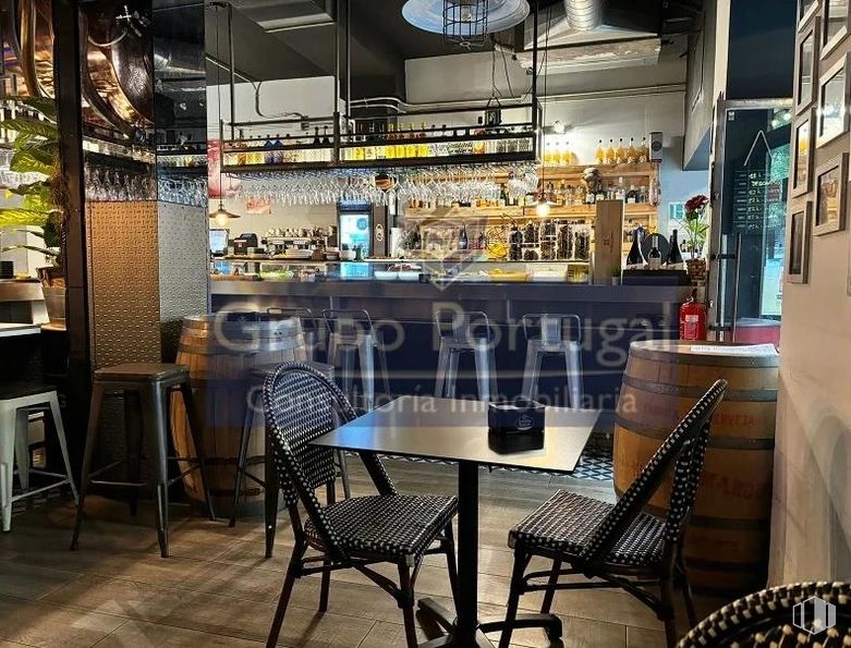 Retail for rent at Zona Chamberí, Chamberí, Madrid, 28015 with chair, stool, kitchen & dining room table, table, barrel, furniture, interior design, restaurant, bar and shelf around