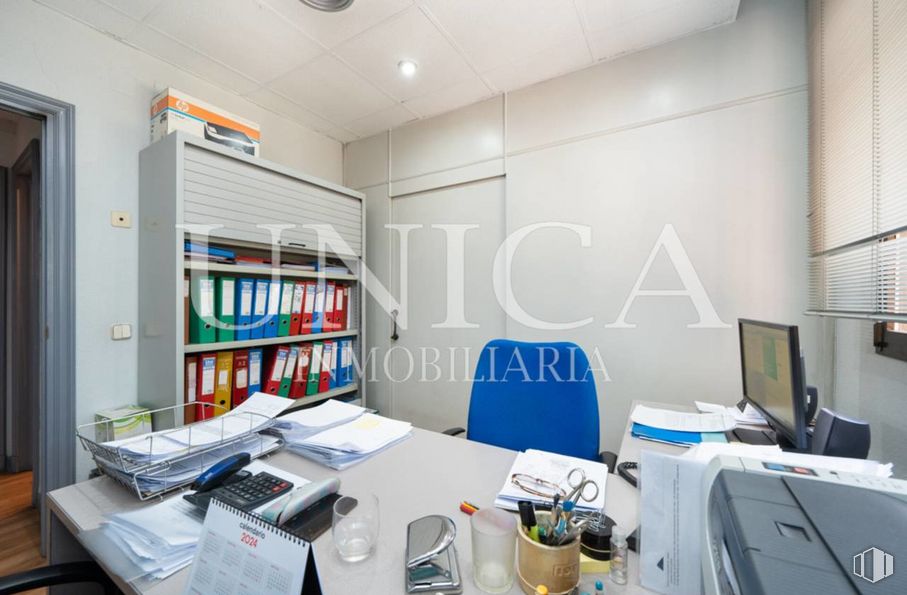 Oficina en venta en Nueva España, Chamartín, Madrid, 28016 con pantalla de ordenador, estantería, mesa, silla, ordenador, propiedad, escritorio del ordenador, mesa, estante y periféricos alrededor