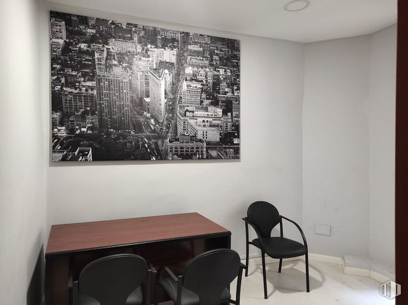 Office for rent at Pasaje San Ginés, Centro, Madrid, 28013 with chair, table, desk, painting, wall, interior design, furniture, flooring, picture frame and floor around